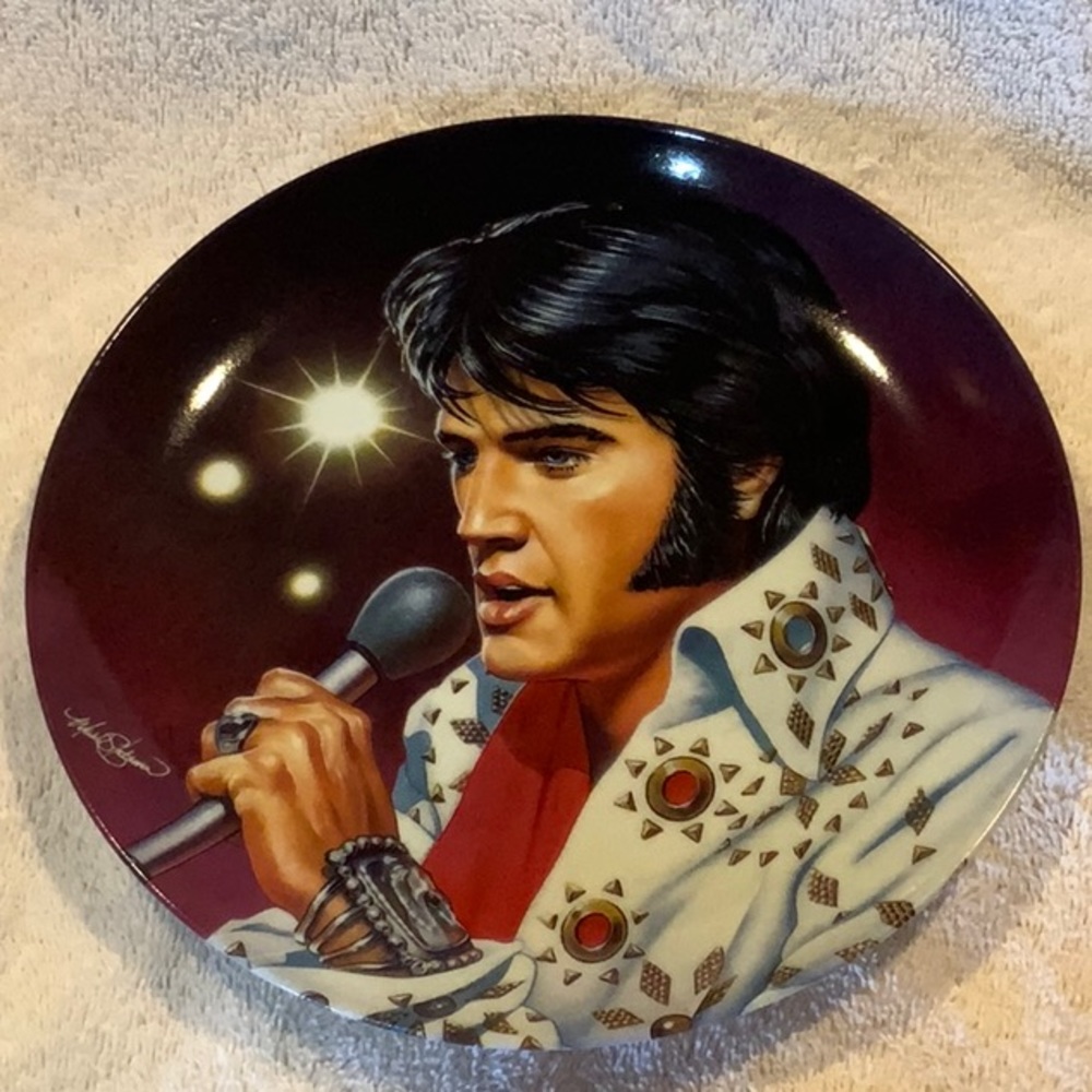 Vintage Elvis Presley Las Vegas live commemorating the king collectible plate